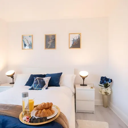 Modern Apartment- Birmingham- Broad Street & Brindley Place- 10 Min Walk From Bullring, 02 Arena, New Street Station & Grand